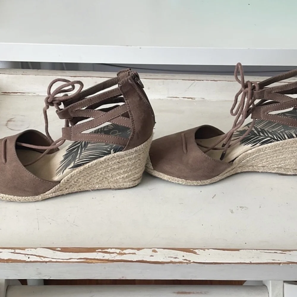 DV DOLCE VITA Taupe Suede Textile Lace Up Zip Back Espadrille Wedge Shoes
